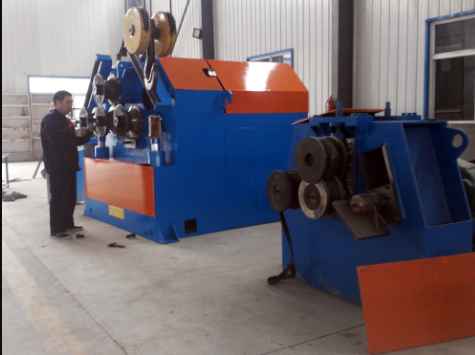 操作人員在檢查盤管機(jī) 盤管機(jī)